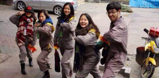  国际部IB学生到碧峰峡熊猫基地做义工 